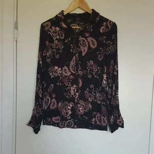  - Skjorta i fint mönster 🌈 Kan skicka fler bilder vid intresse! Håller på att rensa inför en flytt, kommer att lägga upp massa kläder för ett billigt pris. Kan samfrakta och det går även bra att hämta det på söder i Stockholm där man kan fynda mer hemma hos mig! 🌟