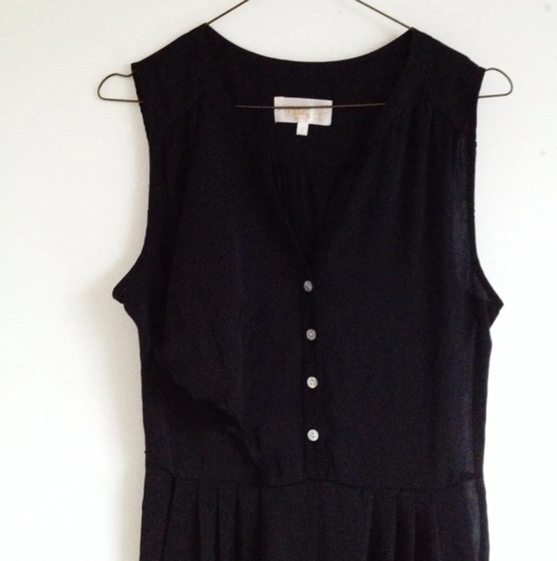 Väldigt snygg och cool silkig byxdress med volang där fram (se bild). Från bik bok - 1416837240