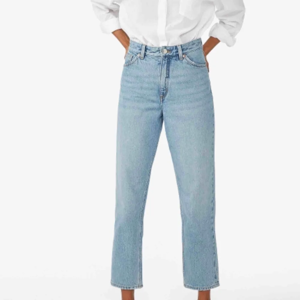 Taiki jeans från monki (mom jeans ungefär) i storlek 29, längden står ej men passar bra på mig som är 167 cm. (Modellen bär storlek 26 och är 170 cm) sparsamt använda o säljer pga för stora. Fraktkostnad tillkommer 💞. Jeans & Byxor.