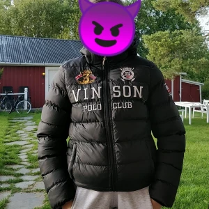  - Säljer min vinterjacka då den knappt används. köptes för 800. Sälger för 300 men kan diskuteras. Skriv för fler bilder:)