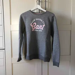 Grå Gant college tröja, använd fåtal gånger
