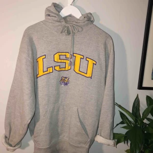  - mycket älskad hoodie som numera ej används!:( thriftad för något år sedan men ändå i bra skick!🌷 insydd i midjan så passar S-M, frakt tillkommer!