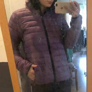  - Lila höst jacka med två fickor använd en höst men i nytt skick 