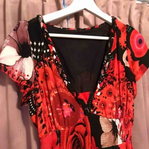  - Långklänning från desigual med ett romantiskt mönster. Obetydligt använd. Bara höra av sig för fler bilder