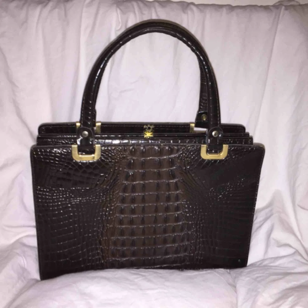 En jätteeesnyyygg vintage handväska i typ lackat”krokodilskinn” (fake) med gulddetaljer! Super snygg och retro.. Väskor.