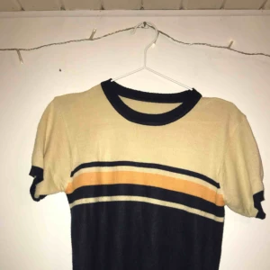  - Supersnygg tröja i blått beiget och oraget. 