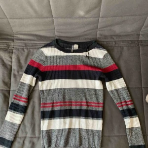  - Supersnygg randig stockad tröja från h&m. Använd 1 gång förra hösten så i superbra skick. Perfekt till hösten