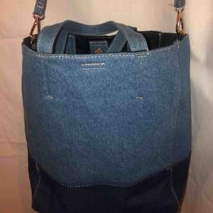 Säljer denna jeans väska ifrån Bikbok. Väskan är helt ny, aldrig använd och såklart i perfekt skick. 🌻😎🤠