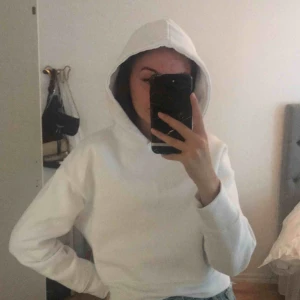  - Skitnice vit hoodie från zara, 150 kr inklusive frakt💖