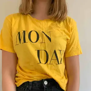 Säljer en fin gul T-shirt med trycket ”MONDAY” Säljer på grund av att den inte kommer till användning. Kan mötas upp i Helsingborg men annars står köparen för frakten