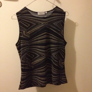 Snyggt mönstrat linne som glittrar!:) passar mig lite oversize 36 - Snyggt mönstrat linne som glittrar!:) passar mig lite oversize 36