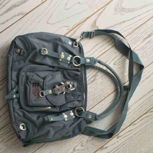  - Lite snurrigt med bilderna 😊 Rymlig väska från George Gina & Lucy.  En laptop får lätt plats! Plus allt annat man behöver. Djur- och rökfritt hem. Porto tillkommer. 