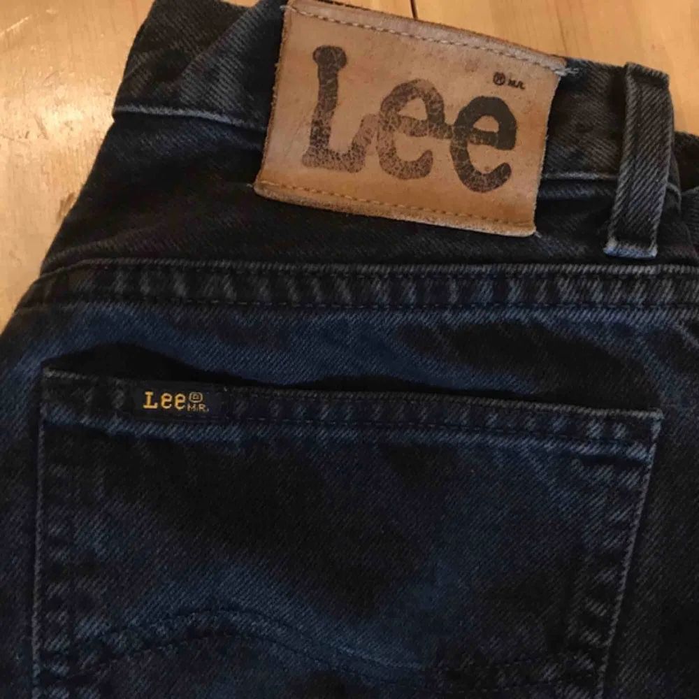 Skitsnygga svarta lee jeans i rak passform. Köpt overzised hos humana. Står 32/32 i dem och skulle säga st M, men funkar perfekt oversized till både XS och S. Kommer inte till användning och hoppas någon annan kan ha nytta av dem! (Köpt för 300kr). Jeans & Byxor.