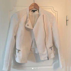  - Vit jacka från hm, använd endast en enda gång. Passar 34/36