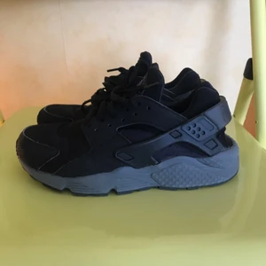  - nike hurarache! Bra skick!  Storlek 38,5 men är små i storlekarna. 