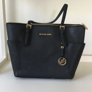  - Kära väskan från MK som inte kommer till användning längre. Köpt i New York hösten 2014. Har inte kvittot kvar tyvärr lappen som syns på bild 3. Väldigt fin kvalité fortfarande! 