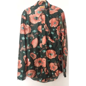  - Superfin 70-talsskjorta i fint skick. Ena ärmen har en blekare nyans, men tycker inte det stör, se sista bilden för jämförelse.  +42 för frakt 