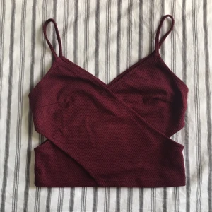  - Vinröd croptop från hm, aldrig använd.