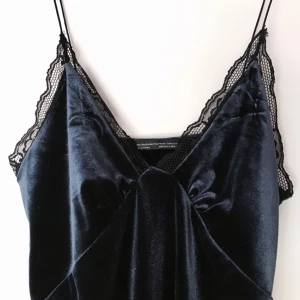  - Midnattsblå sammetstopp från zara