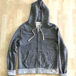 Mycket bra skick! Ralph Lauren hoodie i melange grå färg. Nypris : 1499 kr  Storlek Small Passar er som är mellan 172cm - 180cm --  * Tröja, Polo, märkeskläder