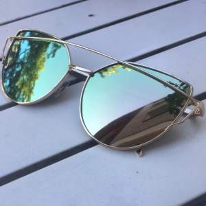 Helt nya och oanvända solglasögon i guldfärgad ram. UV400. Frakt 20kr.