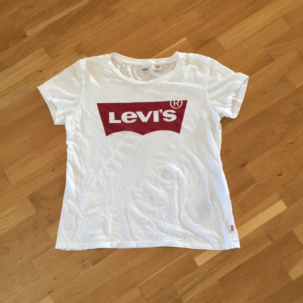 Levi's t-shirt. Frakt 35:-. Skjortor.