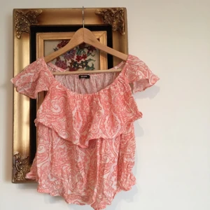  - Söt sommartopp från bik bok i storlek S. Frakt tillkommer om vi inte kan mötas upp i Lund. Tror det hamnar på 14kr för denna! ⭐️