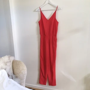  - Jättefin jumpsuit från Gina Tricot. Aldrig använd!