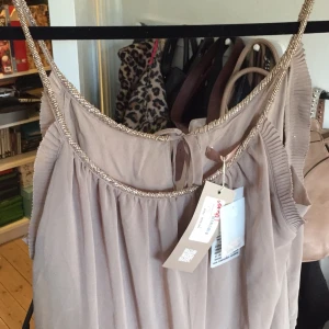  - Oanvänd tidlös klänning med fina detaljer. Säljer pga för stor storlek. 