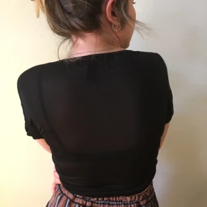  - svart, halvtransparent t-shirt i mjukt o skönt material. aldrig använd 🌚