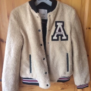  - Jacka från Pull & Bear i "lurvigt" tyg som är använd endast en gång, håller värmen bra då den är fodrad, stl M men passar också mig som har S.   Jätte gosig!   Möts i Stockholm eller Tullinge, kan frakta också!