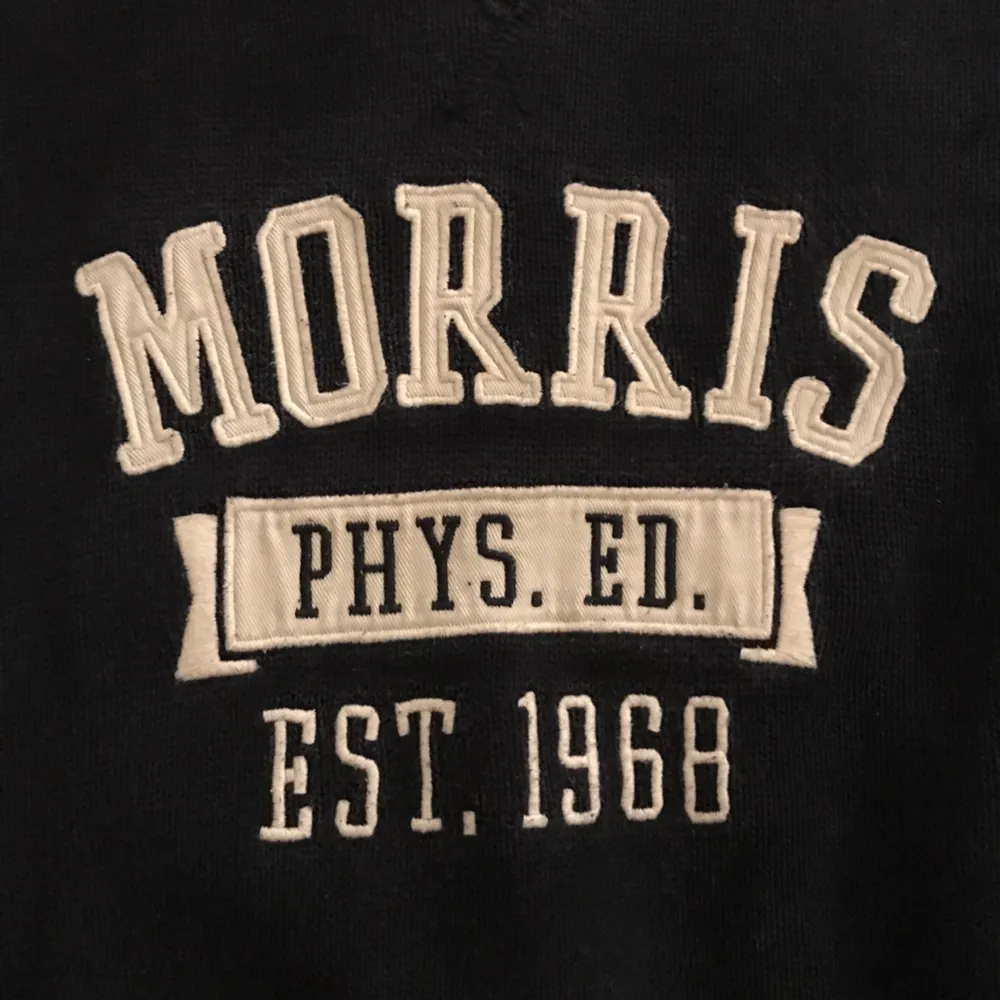 Morris herr tröja inköpt för ca 1500kr men säljes för 500kr i fin skick. Hoodies.