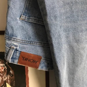  - Snygga jeans från Monki. Modell kimono, se deras hemsida för bilder på passform ☺️  Trasig vid ena hällan, se bild. Inget som syns när jeansen är på och enkelt att laga om man vill det :) 