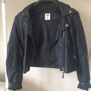  - Tuff skinnjacka med detaljer. Aldrig använd. Köparen står för frakt 🌿