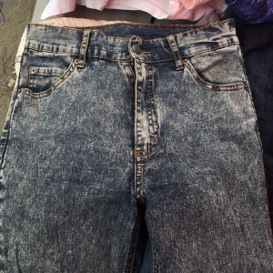  - Cheap monday jeans i stuprörsmodell. Stretchiga.  Köparen betalar ev frakt. 