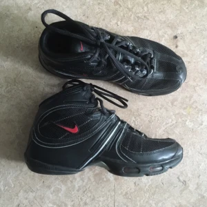  - Schyssta Nike-skor, köpta second hand men i väldigt bra skick 