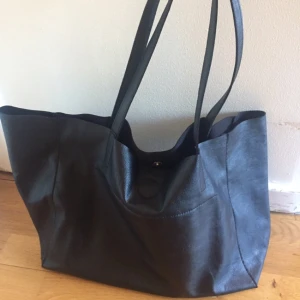  - Väska från divided knappt använd. Har ett innerfack.