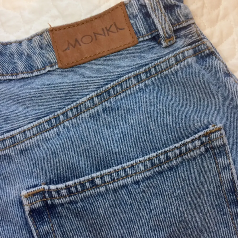 Mom jeans från Monki i ljus denim. Storlek 29 i midjan. Passform som på bilden, dvs lite kortare i benen. Använda men i utmärkt skick! Nypris 400 kr.. Jeans & Byxor.