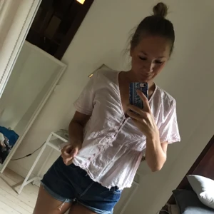  - Rosa Top. Är lite trasig där fram (se bild) men jag tkr inte man tänker på det 😀 pris Inkl frakt 