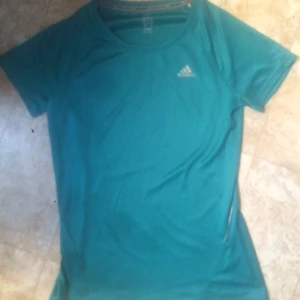  - Ett helt ny oanvänd tränings-tshirt från Adidas. Modellen heter Climate och är i ett härligt tunt material som andas när du använder den. 