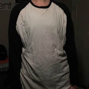  - Har använt den ca 2 gånger, jättefint skick, sitter inte alls som en XXL snarare som en XL Köparen betalar frakt, kan också mötas upp runt helsingborgsområdet!