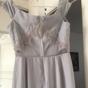  - Klänning från Elise Ryan, endast använd en gång. Öppen slits där fram,långklänning. För fler bilder pma