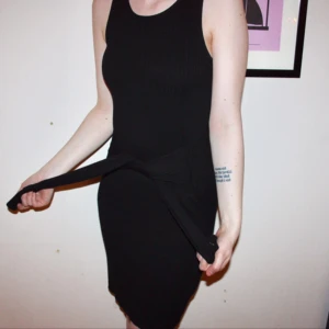  - Oanvänd klänning från Gina Tricot. Storlek XS. Knyte i midjan som sitter fast i klänningen. Ribbad och Superstretchig! Passar dig som är en small också.  Frakt kostar 56kr. Samfraktar. Kan mötas upp, använder helst swish.