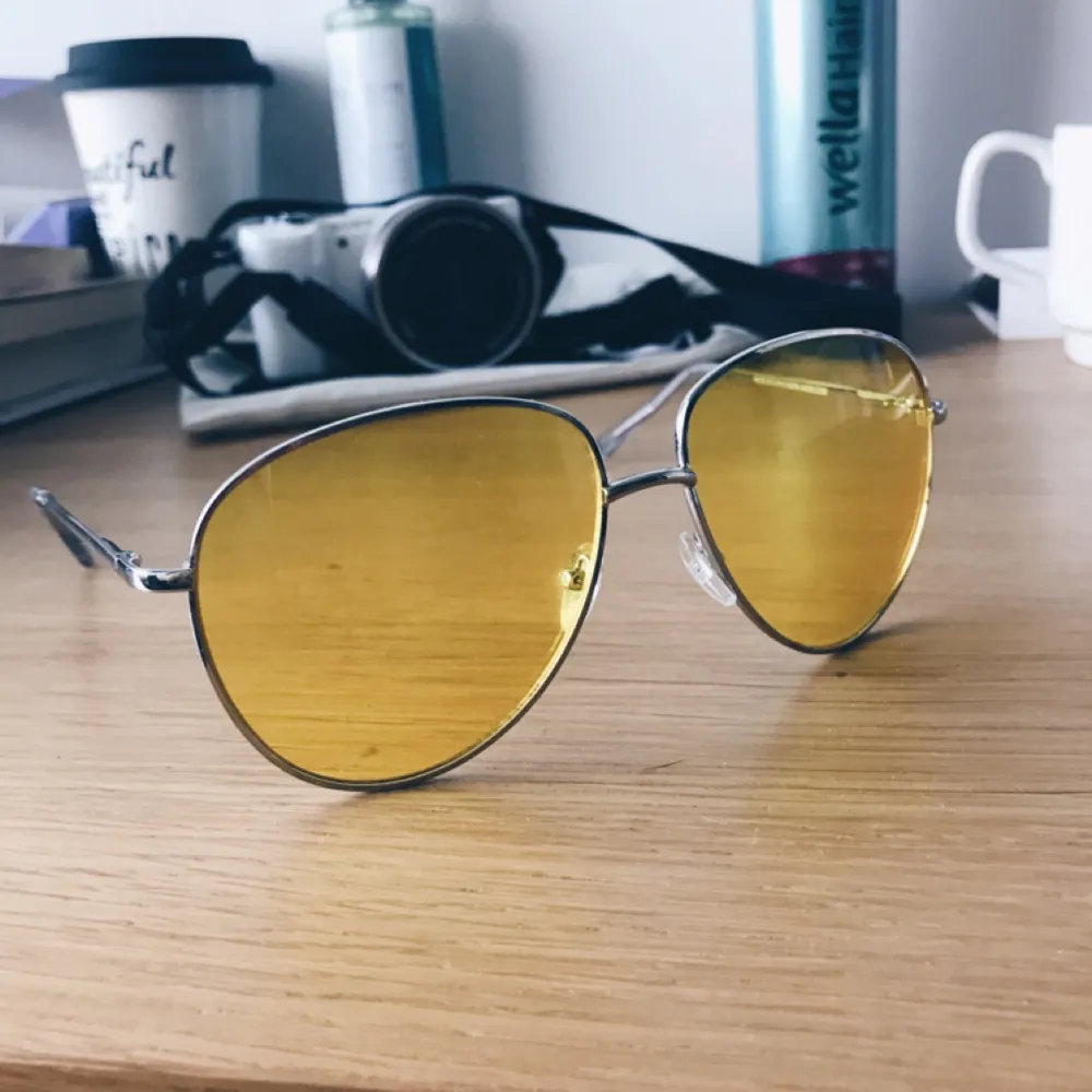 Glasögon med gula glas. Superpopulära i sommar! Har använt dom max 2 gånger, men dom är alldeles för stora för mig. Supersnygga o hoppas dom kommer till användning av nån annan!  PRISET ÄR INK FRAKT ✨. Accessoarer.