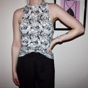  - Helt nytt linne/topp från Carlings med blommor på. Storlek XSMALL. Lapp kvar. Nypris 199:-  Frakt kostar 20kr. Kan mötas, Samfraktar.