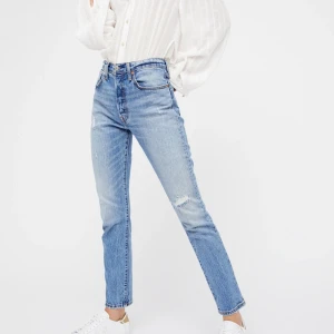  - Köpte dessa byxor idag, Levis 501 skinny post modern byxor på Levis butiken i Stockholm. Ordinarie pris är 1199:- men fick dom för 949:-. Eftersom att priset är rabatterat får jag ingen bytesrätt eller öppetköp på byxorna egentligen, men kassören skrev till att jag har möjlighet att byta storlek fram tills veckans slut. Så om någon är intresserad av denna modell i vilken annan storlek som helst eller denna så kan den få köpa byxan för 850:- 