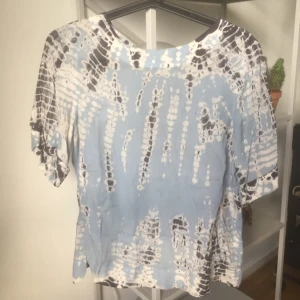  - Superhärlig blus från Indiska med fint material! Använd två till tre gånger. Skickar gärna med posten 🌾
