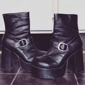  - Skor från märket CAT , ej storleksmärkt men tror det är 36-37. Passar både 36 och 37.  Ej äkta skinn. 