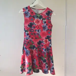 Fin klänning i blommigt mönster från Nelly.com. Supersnygg passform och så fina färger. Aldrig använd!! 