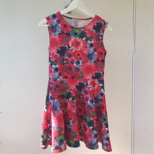 - Fin klänning i blommigt mönster från Nelly.com. Supersnygg passform och så fina färger. Aldrig använd!! 